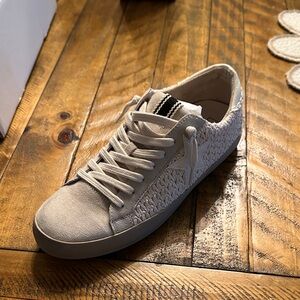 Stylish cream Lace-Up Sneakers